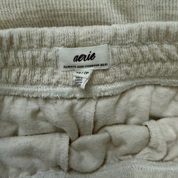 Aerie Cream Set - Picture 2 of 3